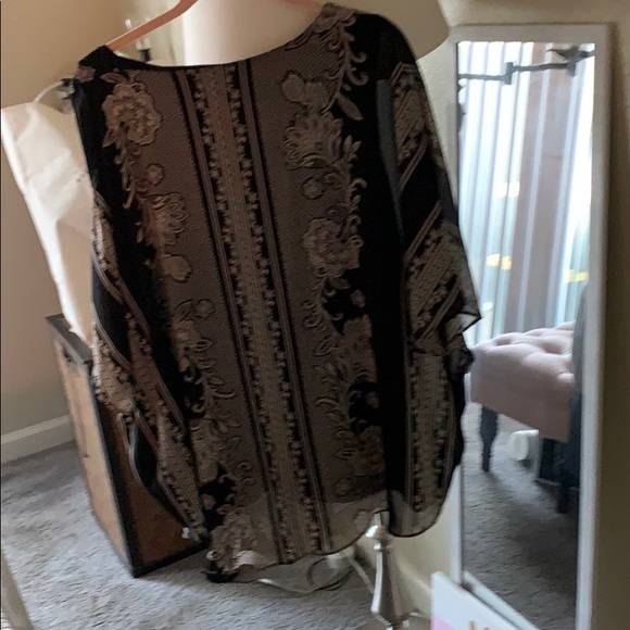 Black and creme print blouse. - Picture 4 of 5